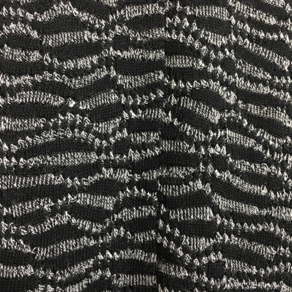 Papillon long sleeve knit layered hem top. Small - Picture 7 of 10